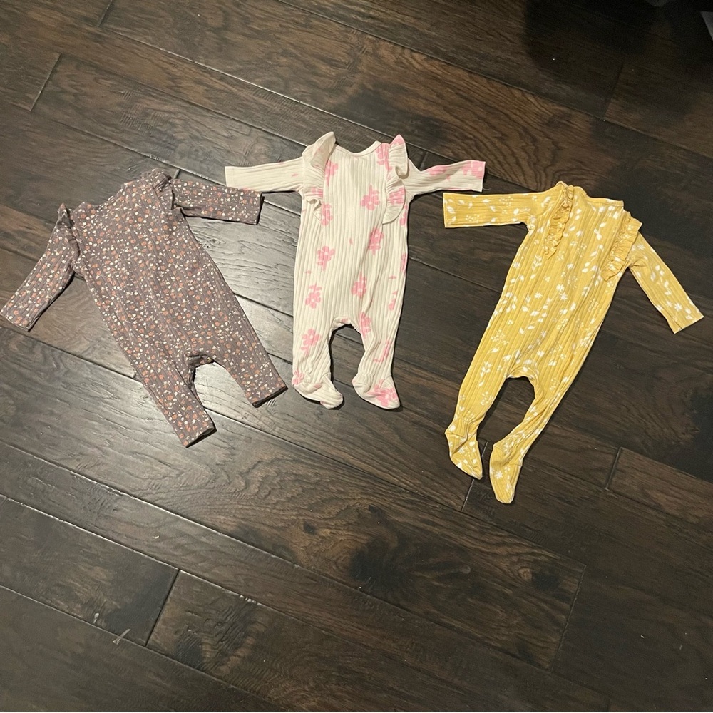 Jessica Simpson baby bundle - Picture 6 of 6